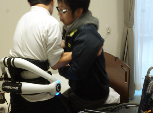 介護ロボットを装着して移乗をおこなう様子