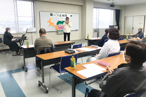 認知症カフェ「華カフェほほえみ」ピアノとオカリナ演奏の様子