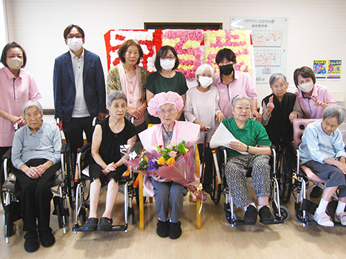 『100歳を祝う会』記念撮影