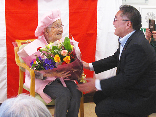 100歳を祝う花束を贈呈する横川真澄海津市長