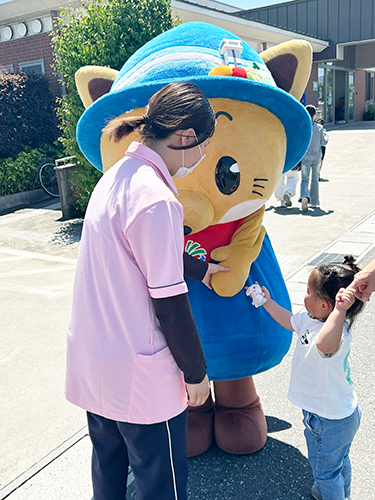 かいづっちと触れ合う来場者