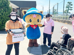 海津市のキャラクターかいづっちが来場