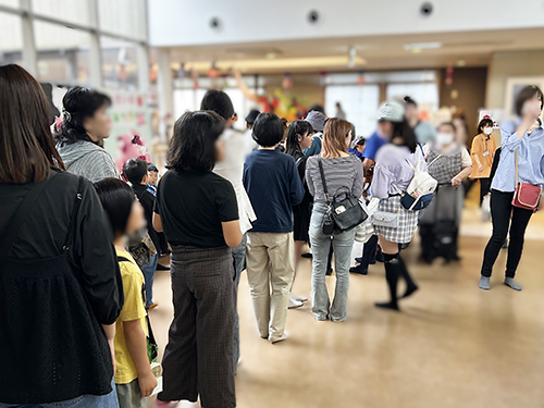 遊びコーナーのチケット販売に並ぶ来場者
