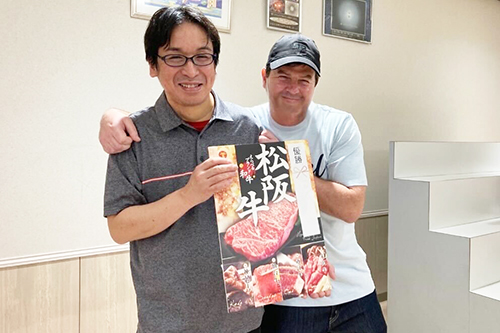 個人優勝したママーズキッズアカデミーのスタッフと賞品を渡す理事長