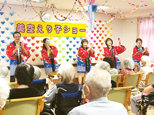 法被姿で河内おとこ節を披露する美空えり子一座の様子