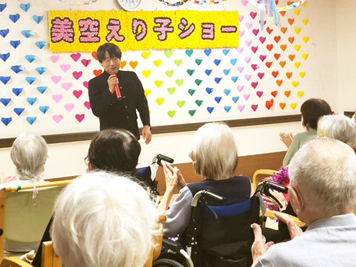高校三年生を熱唱する学生服姿のナイス近藤さん