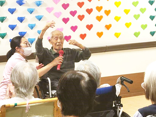 北の宿からを歌う利用者さん