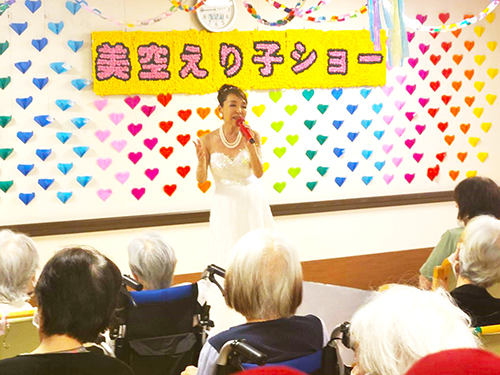 川の流れのようにを歌う白いドレスの美空えり子さん