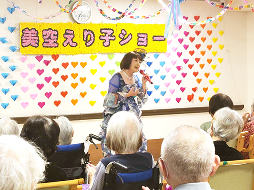 「時の流れに身をまかせ」をしっとりと歌うテレサリエさん