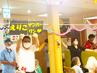 応援看板を持って声援を送る様子