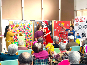 年下の男の子を歌う様子