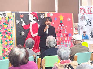 高校三年生を歌う様子