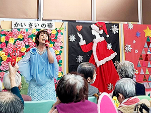 いい日旅立ちを歌う様子