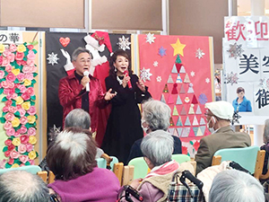 二人の大阪を歌う様子