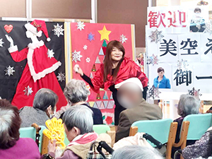 どうにもとまらないを歌う様子