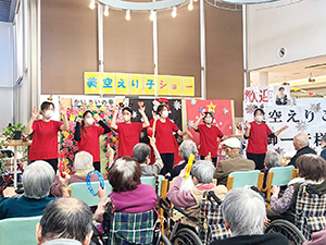 前座でカリスマックスを披露するスタッフ