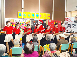 前座でラインダンスを披露するスタッフ