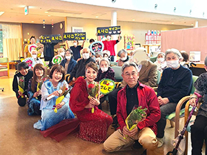 かいさいの華の利用者と美空えり子一座の集合写真