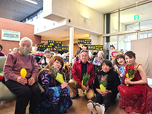 かいさいの華の利用者と美空えり子一座の集合写真