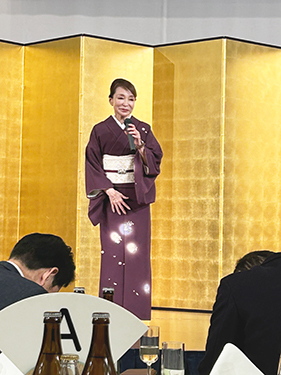 新年の集いで挨拶をする羽島企画の宇野恵利子社長