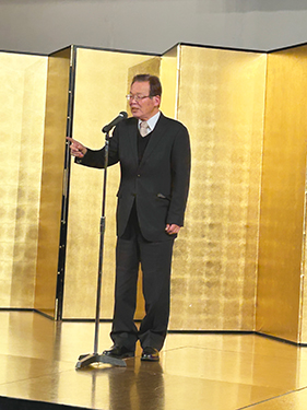 新年の集いで挨拶をする社会福祉連携推進法人黎明の宇野隆夫理事長