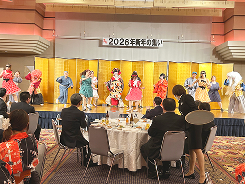 新年の集いでショートステイママーズの家まさき・デイサービスママーズまさきチームが披露したパフォーマンス