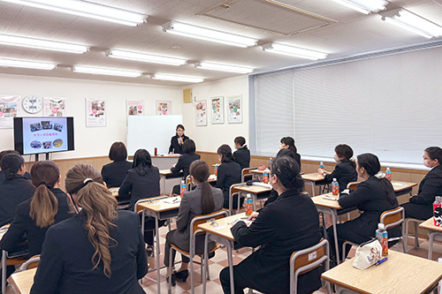 入社式後に行われた社長講話と研修の様子