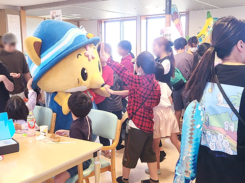 海津市のキャラクターかいづっちと参加者