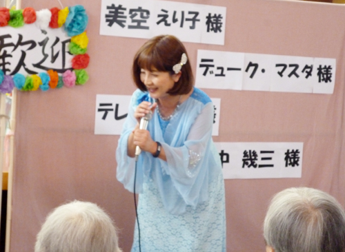 かいさいの華敬老会ステージの様子