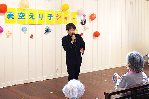 「高校三年生」を歌うナイス近藤さん