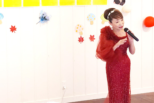 「川の流れのように」を歌う真っ赤なドレスの美空えり子さん（株式会社羽島企画宇野恵利子社長です）