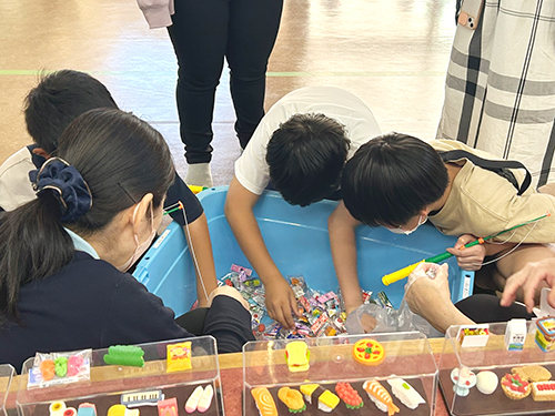子どもたちが集まる消しゴムつりコーナー