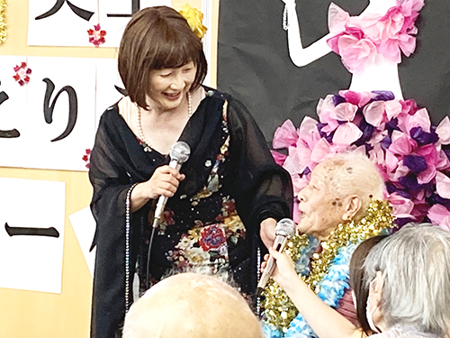 利用者様とテレサリエによる「いつでも夢を」のデュエット