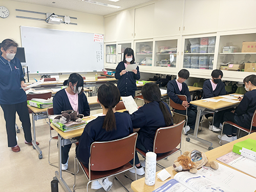海津明誠高校の介護職員初任者研修の様子