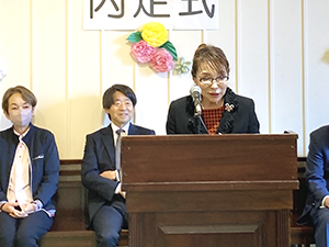 ママーズグループ内定式で挨拶をする株式会社羽島企画 宇野恵利子社長