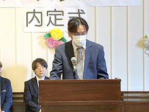 ママーズグループ内定式で挨拶をする社会福祉法人恵母の会宇野直司理事長