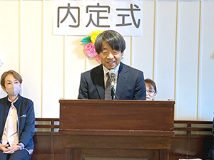 ママーズグループ内定式で挨拶をするNPO法人Forsmile近藤真庸理事長