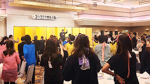 ママーズグループ新年会の乾杯の様子