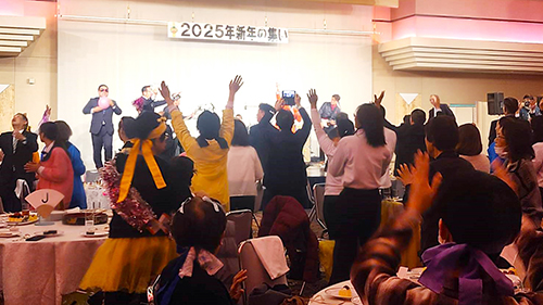 伊奈波バンドの演奏に盛り上がる職員たち