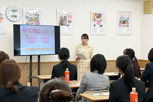 入社式後に行われた社長講話と研修の様子