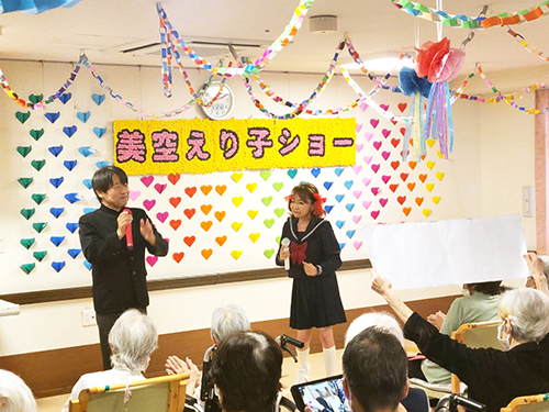 青い山脈を披露する学生服姿のナイス近藤さんとセーラー服姿の美空えり子さん