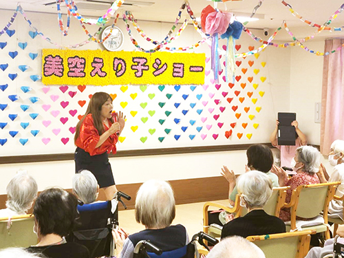 軽快なリズムで狙いうちを歌うオカアツミさん