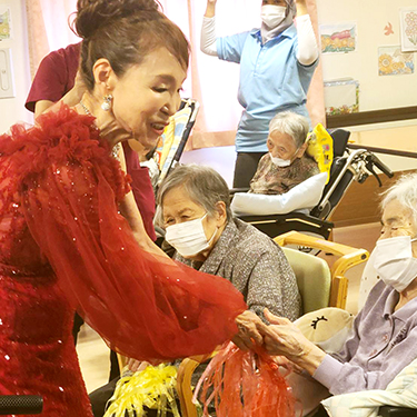 利用者様と握手をする美空えり子さん