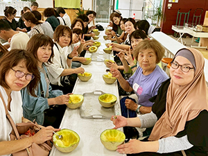 メロンを食べる職員たち