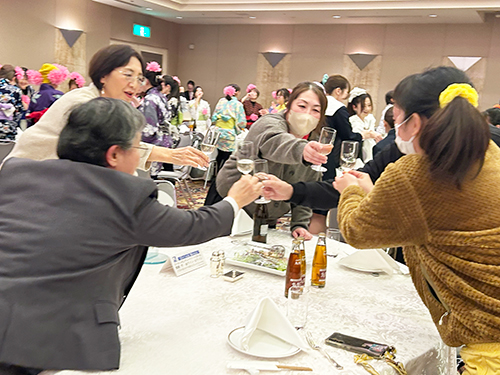 テーブルで同僚と乾杯をする職員たち